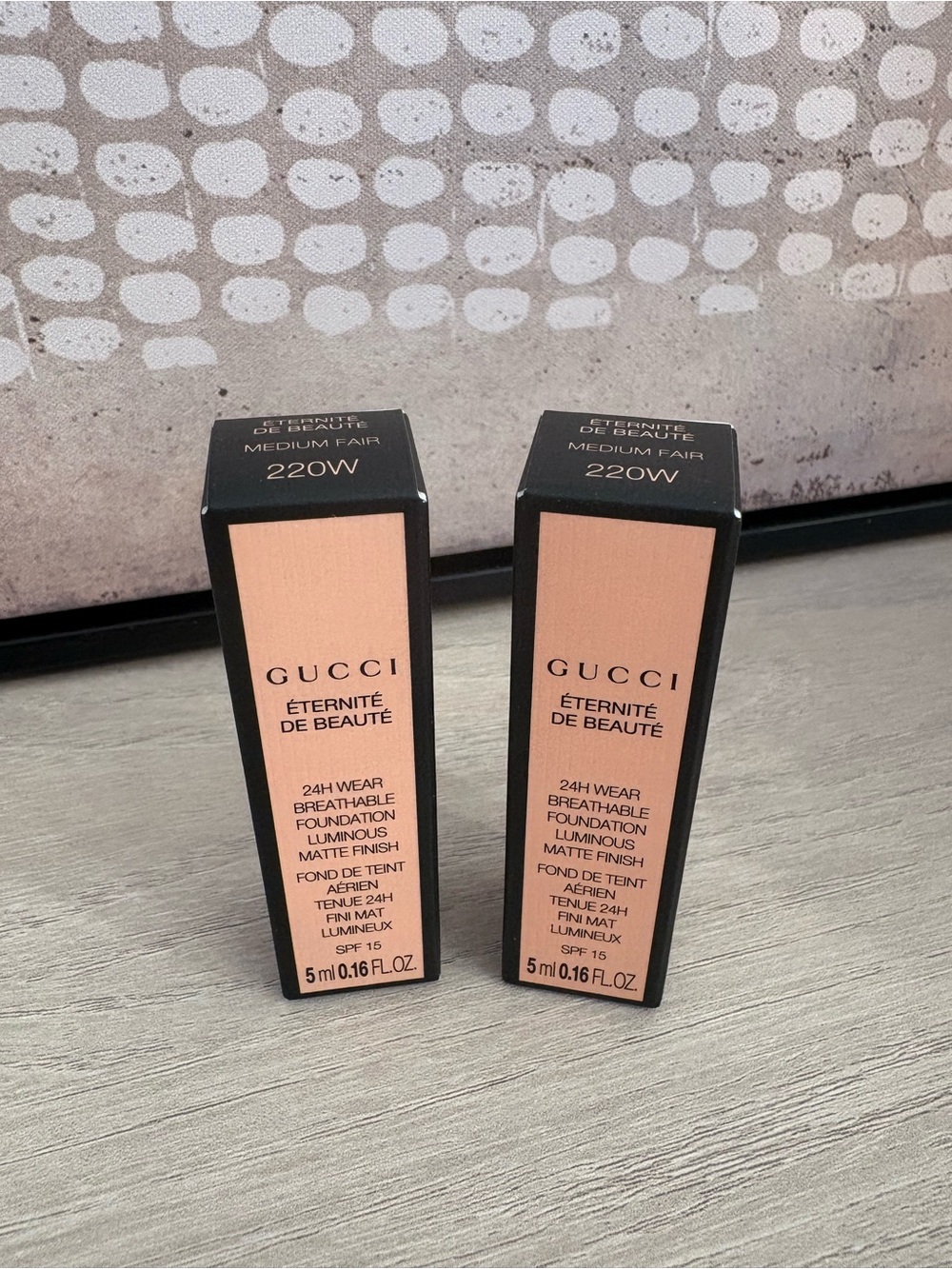 2 Gucci Éternité de Beauté Foundation 220W Medium Fair - Peach Tone